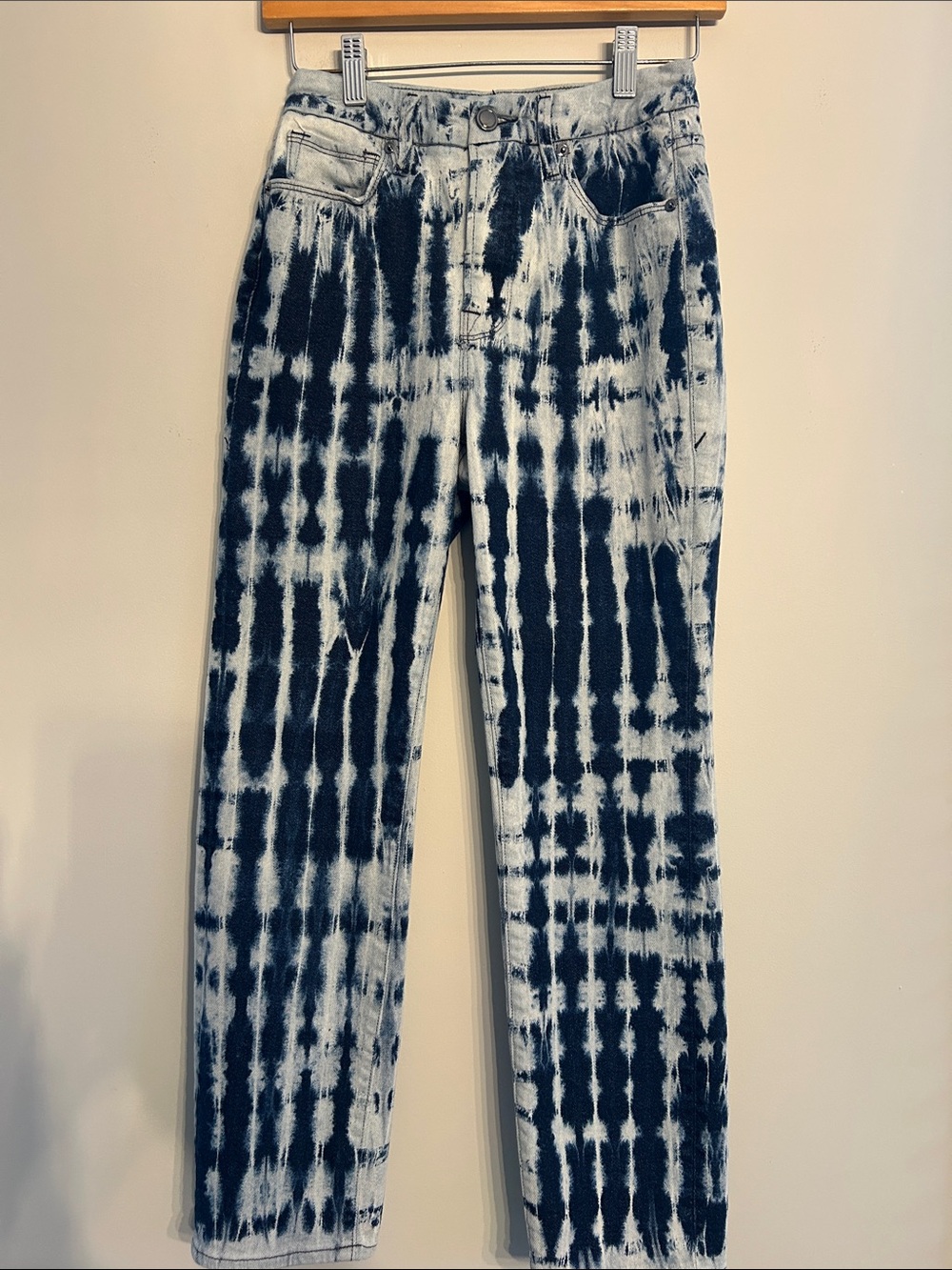 Good American Tie-Dye Straight Leg Jeans in Bllue and White